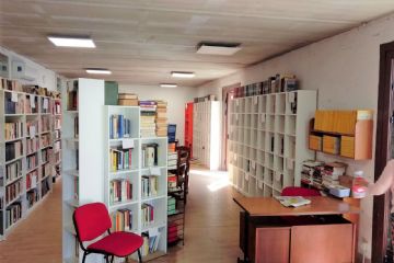 Veduta interna della biblioteca comunale con scaffali e libri